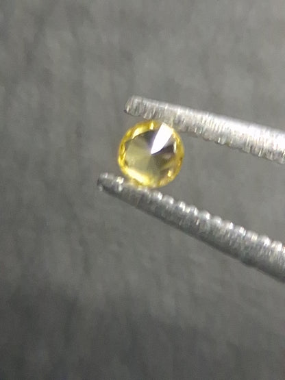 Natural Yellow Sapphire - 0.037 ct -2 mm Round cut - heated - Africa - Natural Gems Belgium