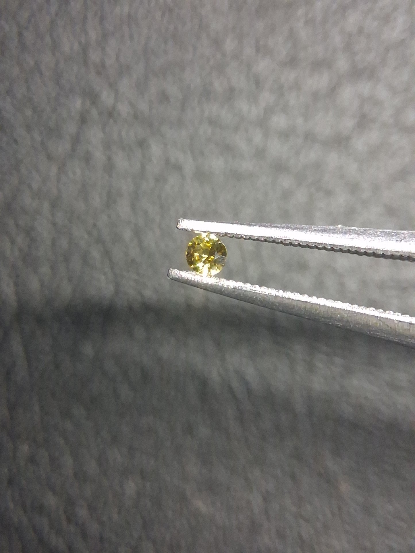 Natural Yellow Sapphire - 0.034 ct -2 mm Round cut - heated - Africa - Natural Gems Belgium
