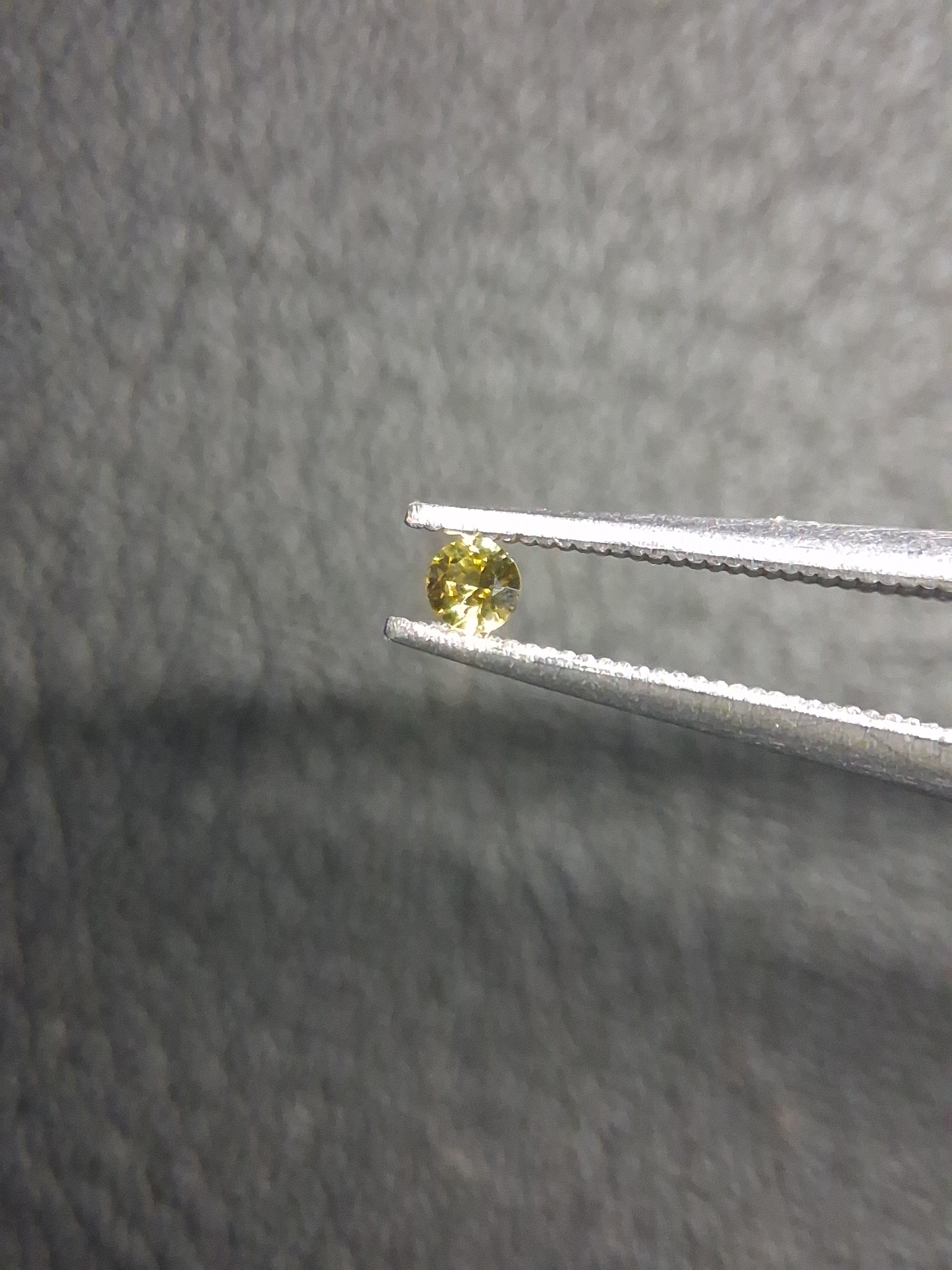 Natural Yellow Sapphire - 0.034 ct -2 mm Round cut - heated - Africa - Natural Gems Belgium
