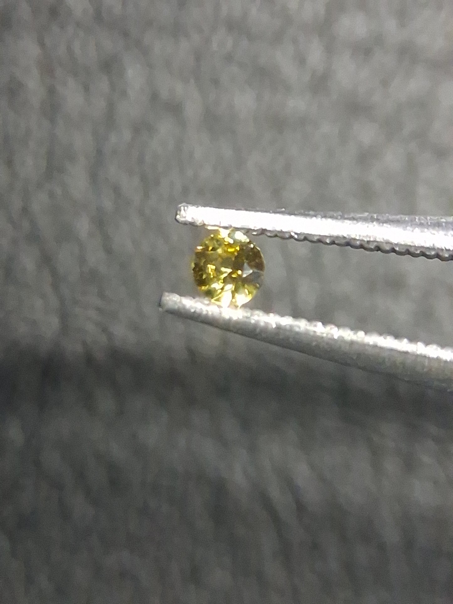 Natural Yellow Sapphire - 0.034 ct -2 mm Round cut - heated - Africa - Natural Gems Belgium