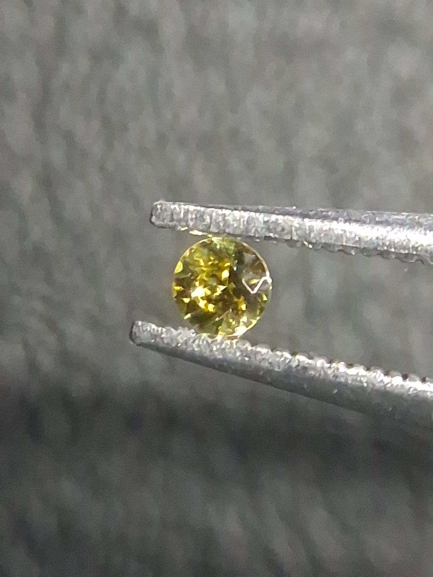Natural Yellow Sapphire - 0.034 ct -2 mm Round cut - heated - Africa - Natural Gems Belgium