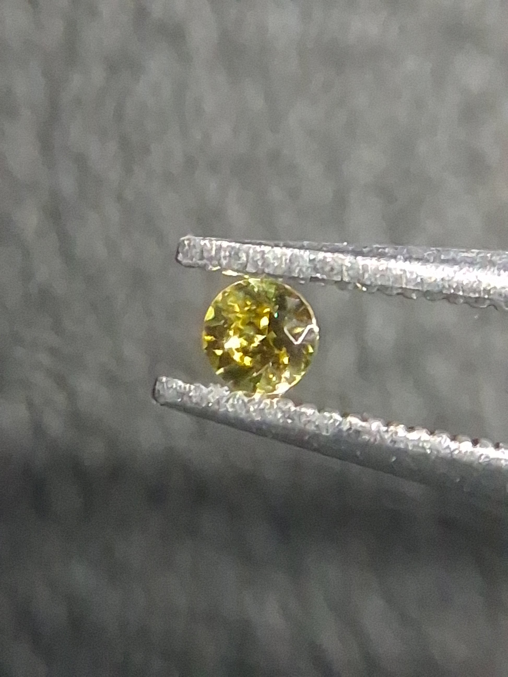 Natural Yellow Sapphire - 0.034 ct -2 mm Round cut - heated - Africa - Natural Gems Belgium