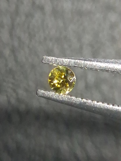 Natural Yellow Sapphire - 0.034 ct -2 mm Round cut - heated - Africa - Natural Gems Belgium