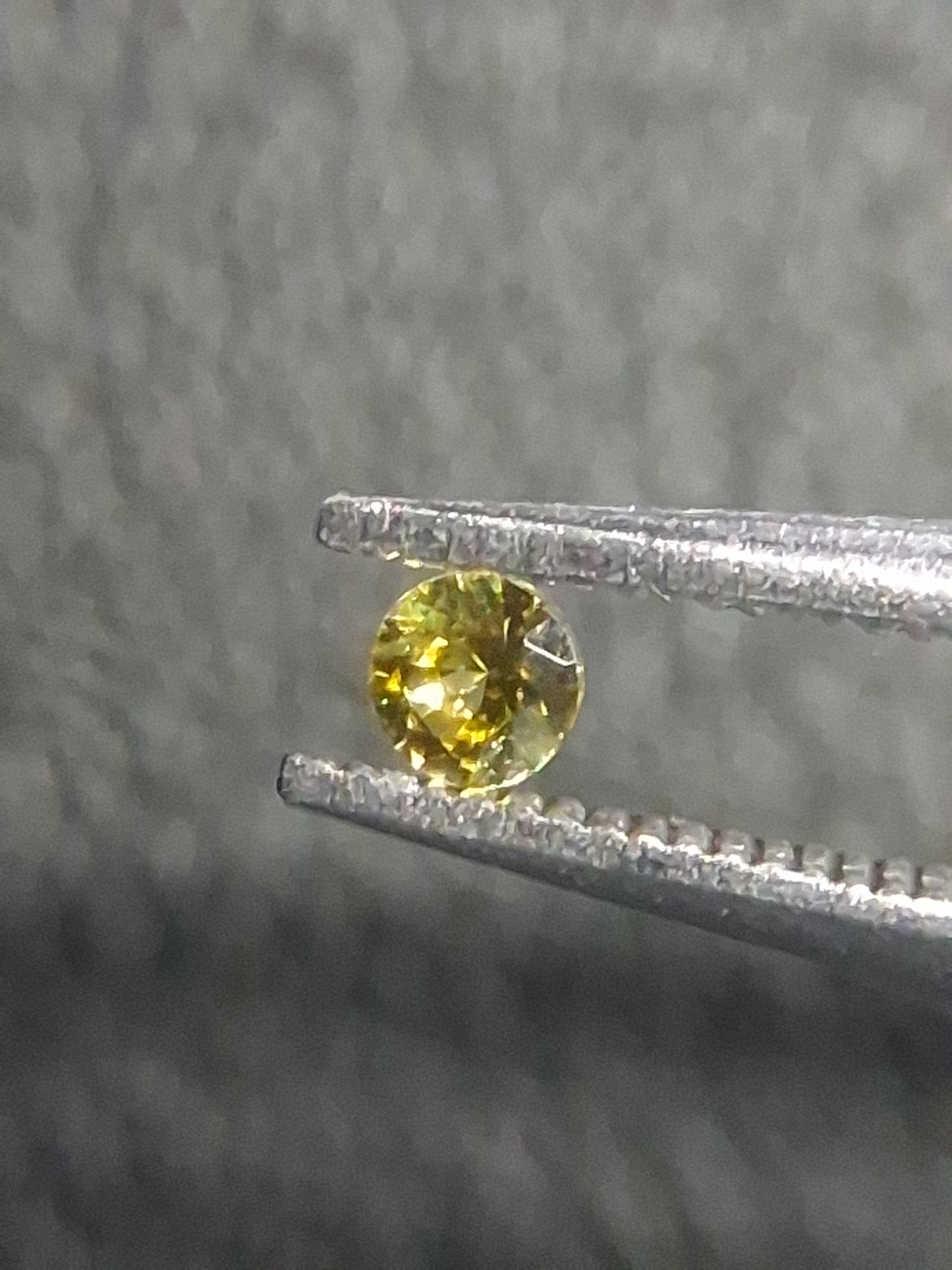 Natural Yellow Sapphire - 0.034 ct -2 mm Round cut - heated - Africa - Natural Gems Belgium