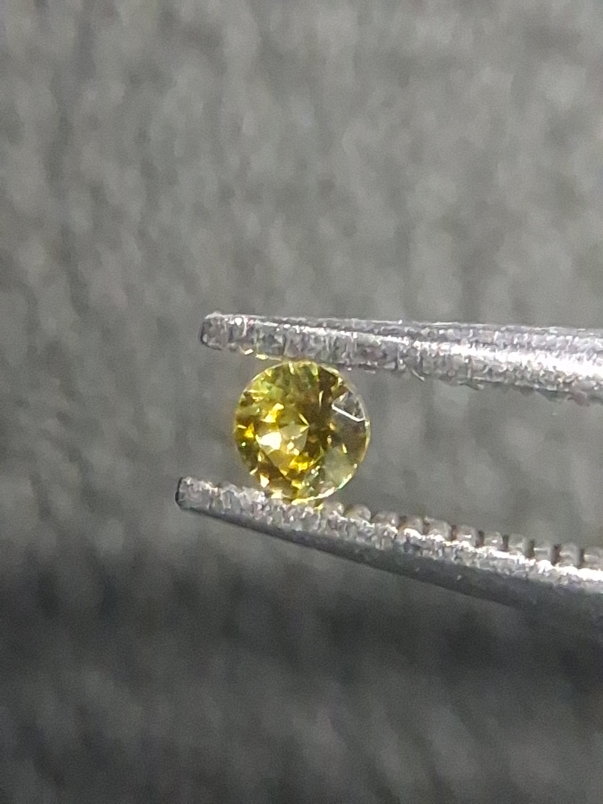 Natural Yellow Sapphire - 0.034 ct -2 mm Round cut - heated - Africa - Natural Gems Belgium