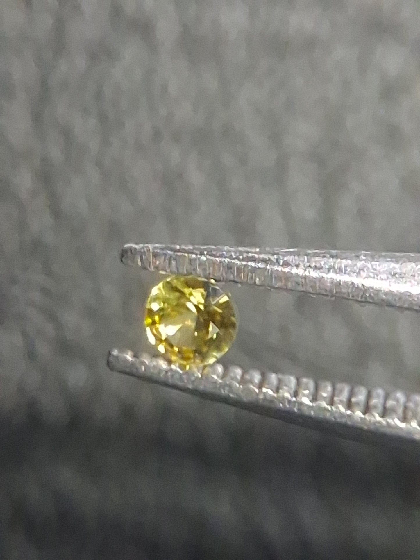 Natural Yellow Sapphire - 0.034 ct -2 mm Round cut - heated - Africa - Natural Gems Belgium