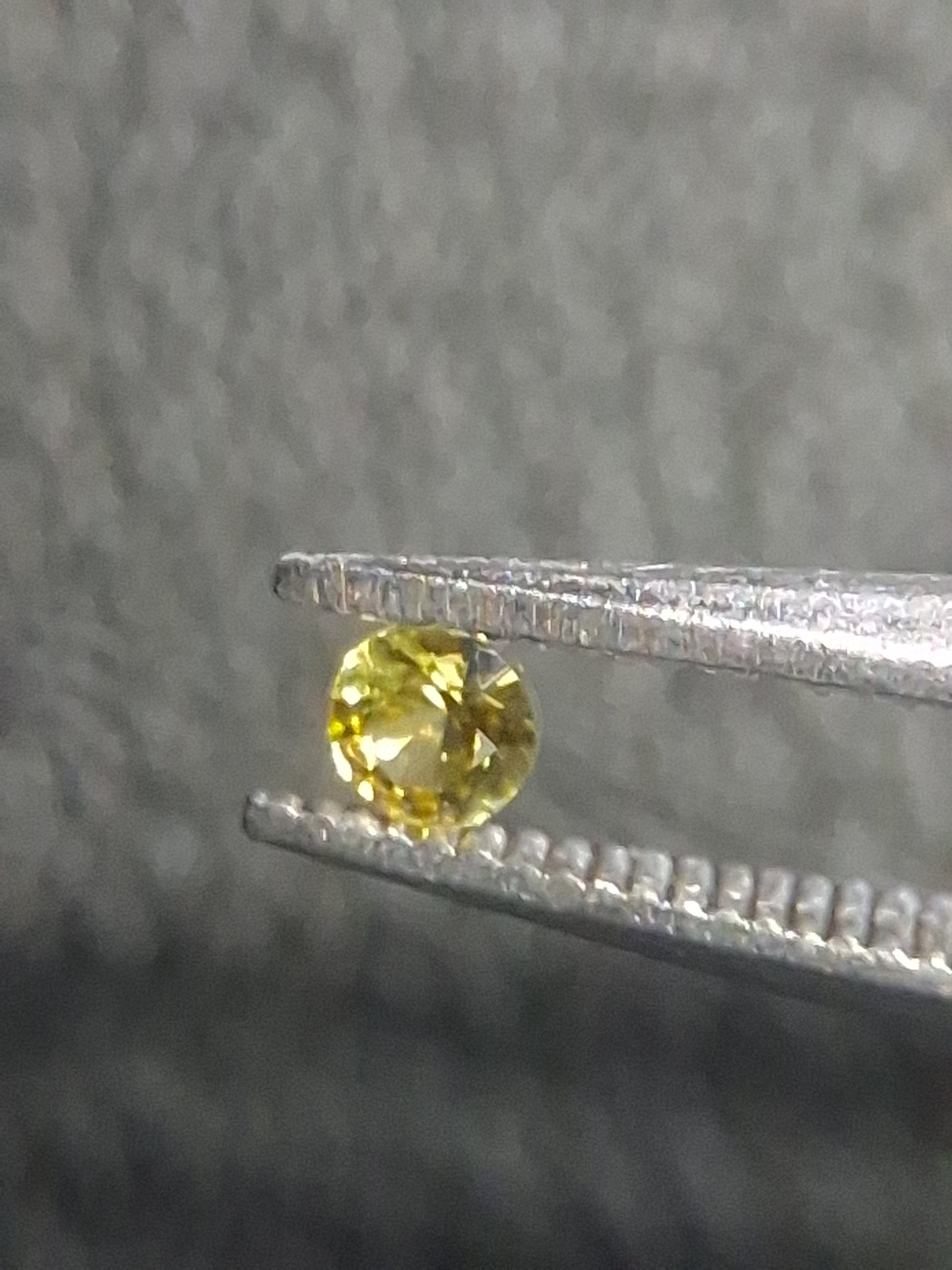 Natural Yellow Sapphire - 0.034 ct -2 mm Round cut - heated - Africa - Natural Gems Belgium