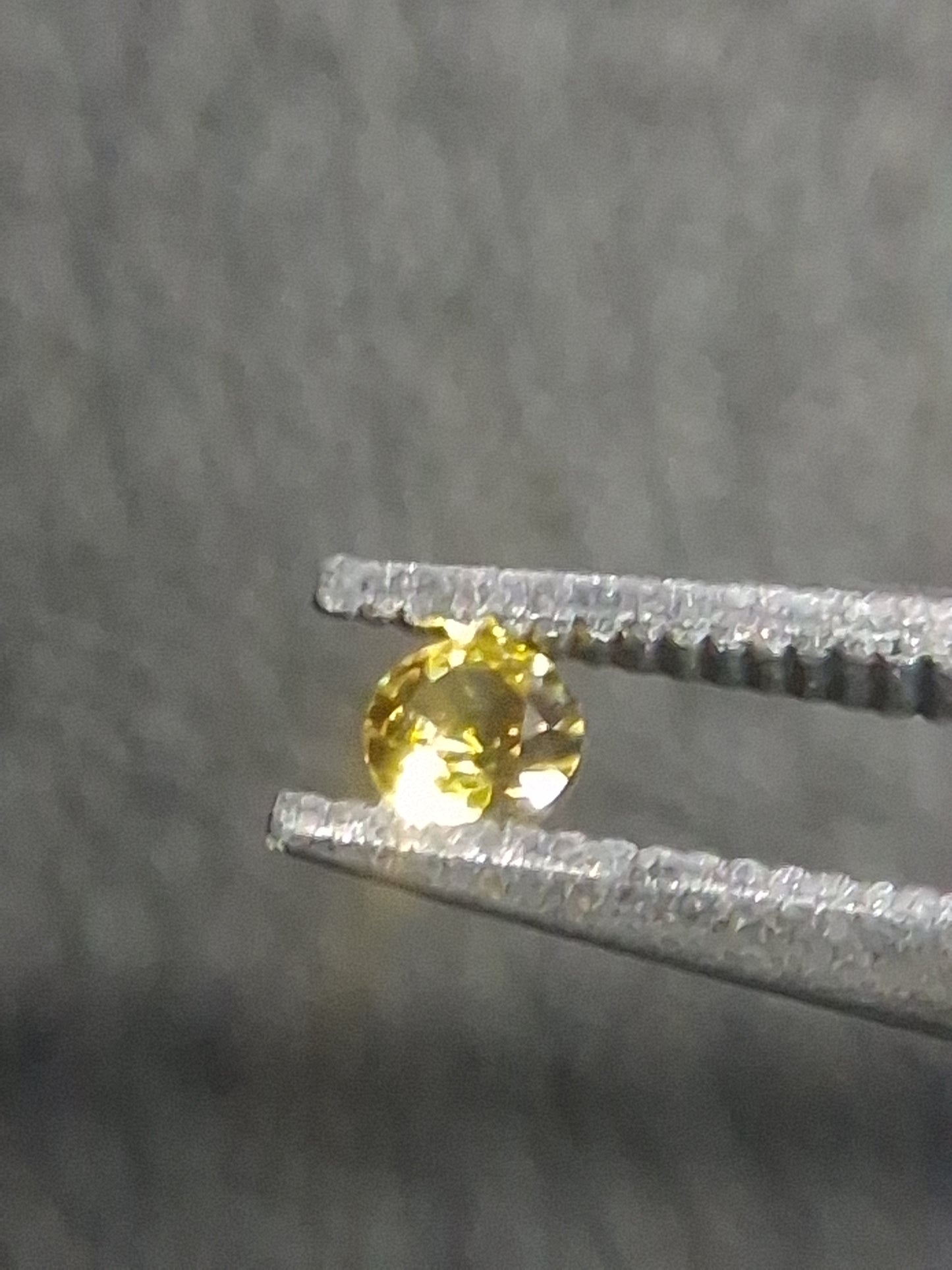 Natural Yellow Sapphire - 0.034 ct -2 mm Round cut - heated - Africa - Natural Gems Belgium