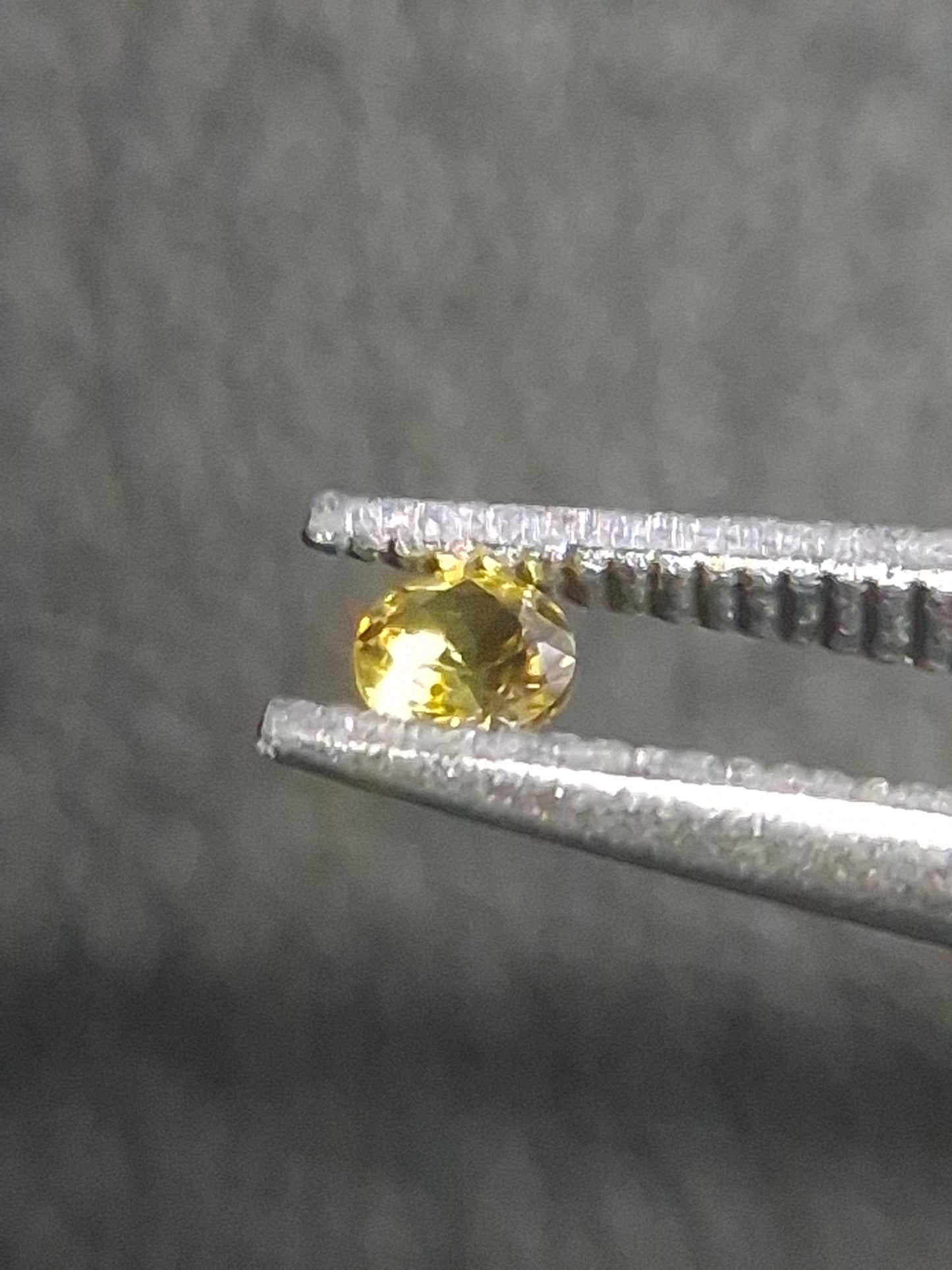 Natural Yellow Sapphire - 0.034 ct -2 mm Round cut - heated - Africa - Natural Gems Belgium