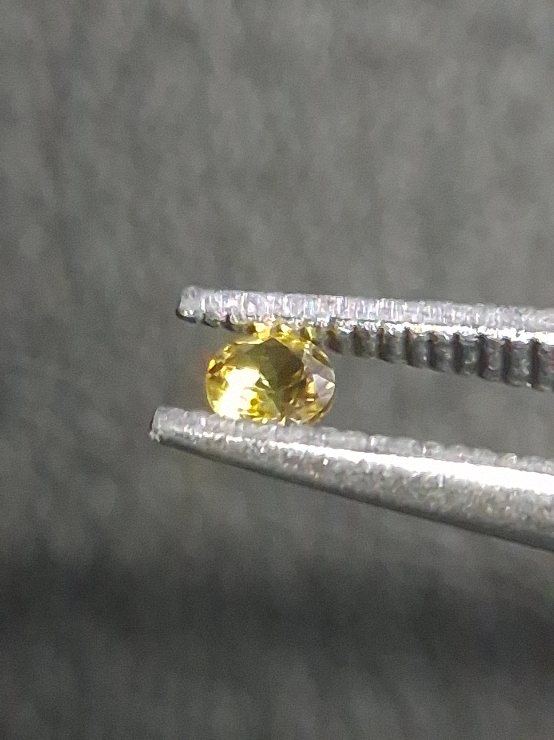 Natural Yellow Sapphire - 0.034 ct -2 mm Round cut - heated - Africa - Natural Gems Belgium