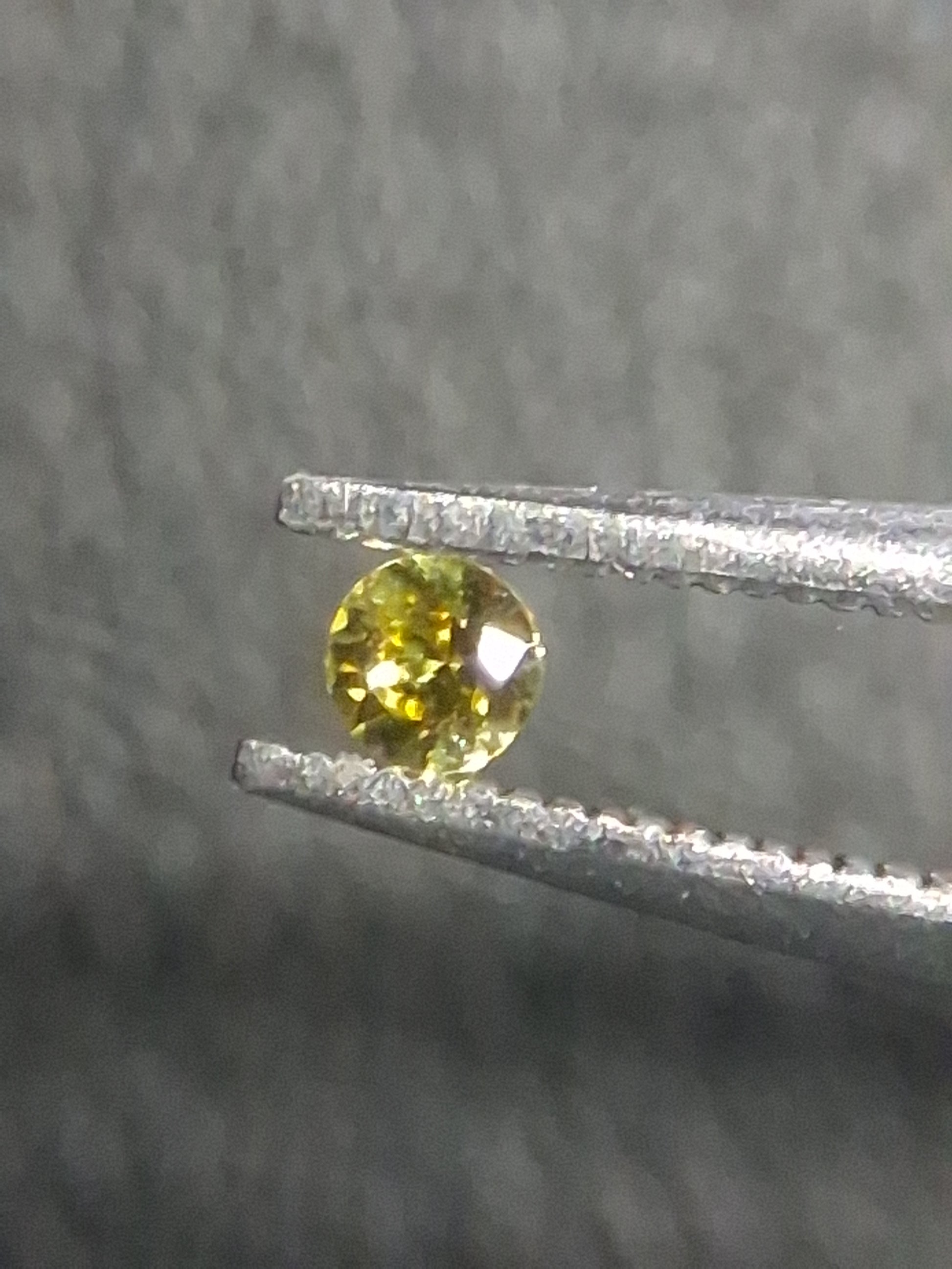 Natural Yellow Sapphire - 0.034 ct -2 mm Round cut - heated - Africa - Natural Gems Belgium