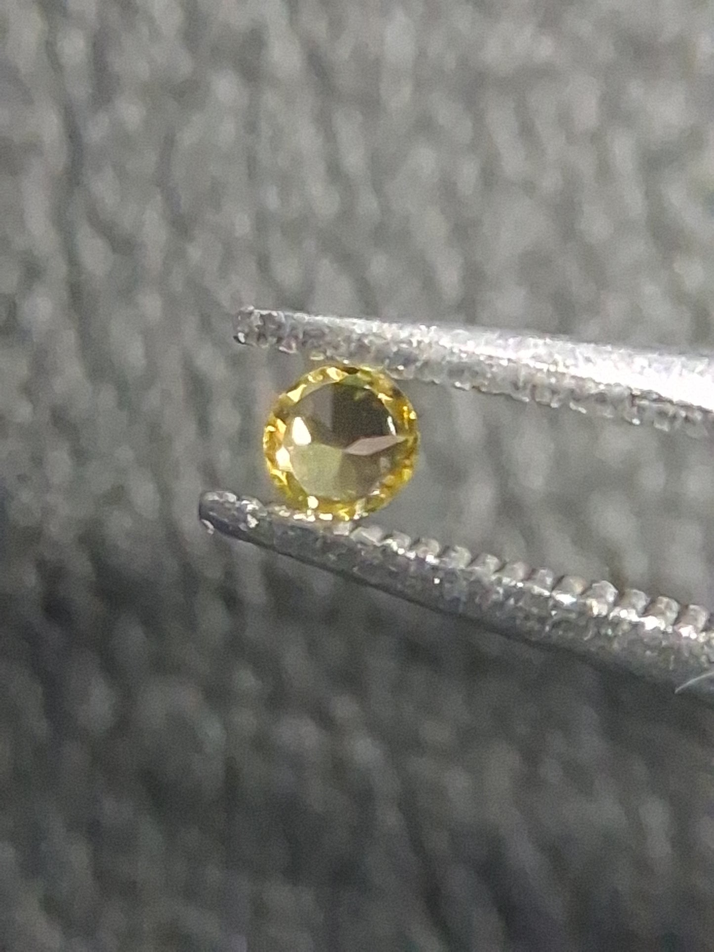 Natural Yellow Sapphire - 0.034 ct -2 mm Round cut - heated - Africa - Natural Gems Belgium