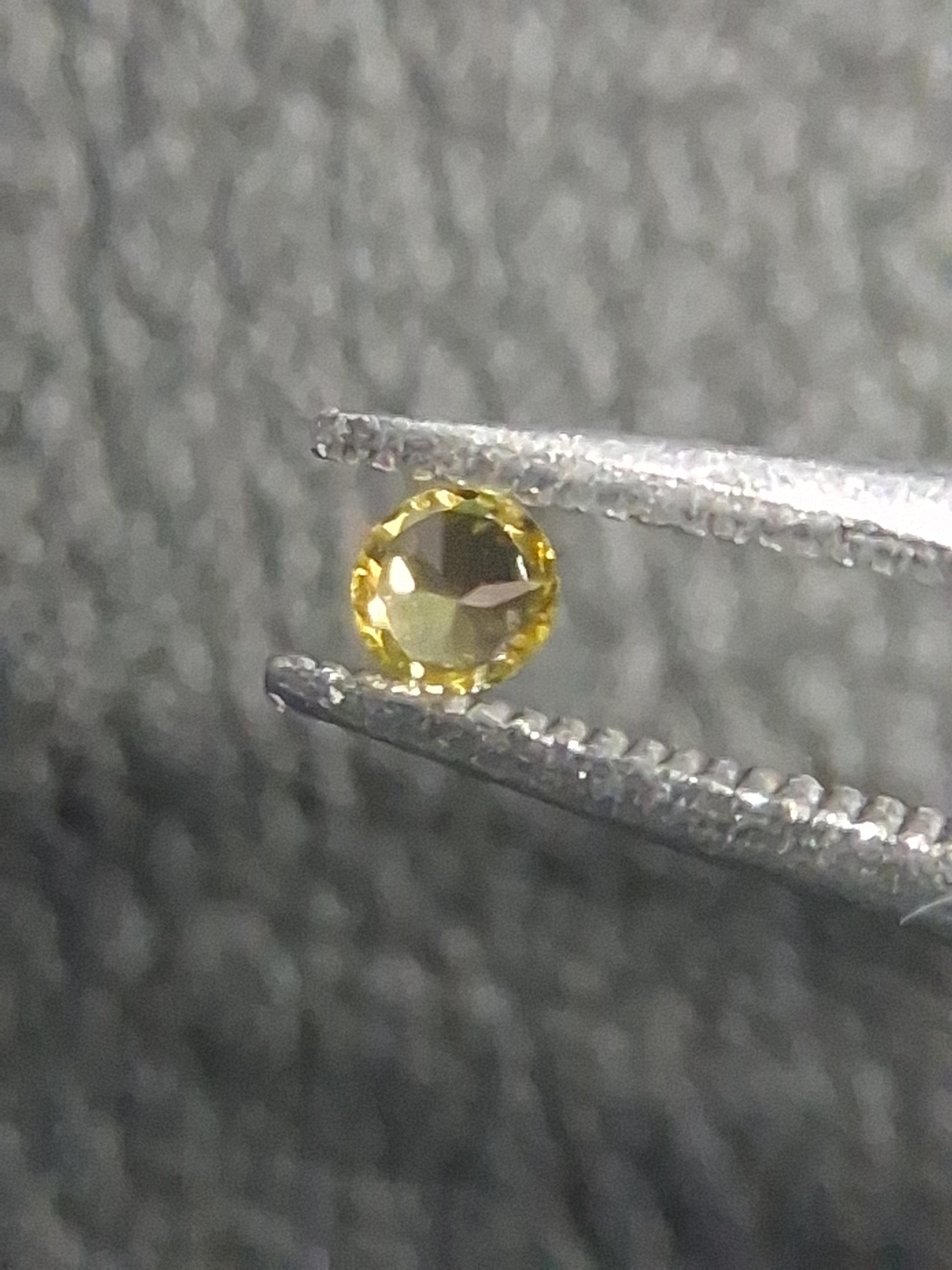 Natural Yellow Sapphire - 0.034 ct -2 mm Round cut - heated - Africa - Natural Gems Belgium