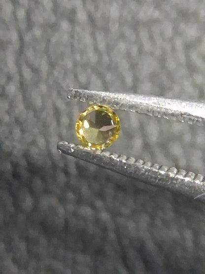 Natural Yellow Sapphire - 0.034 ct -2 mm Round cut - heated - Africa - Natural Gems Belgium