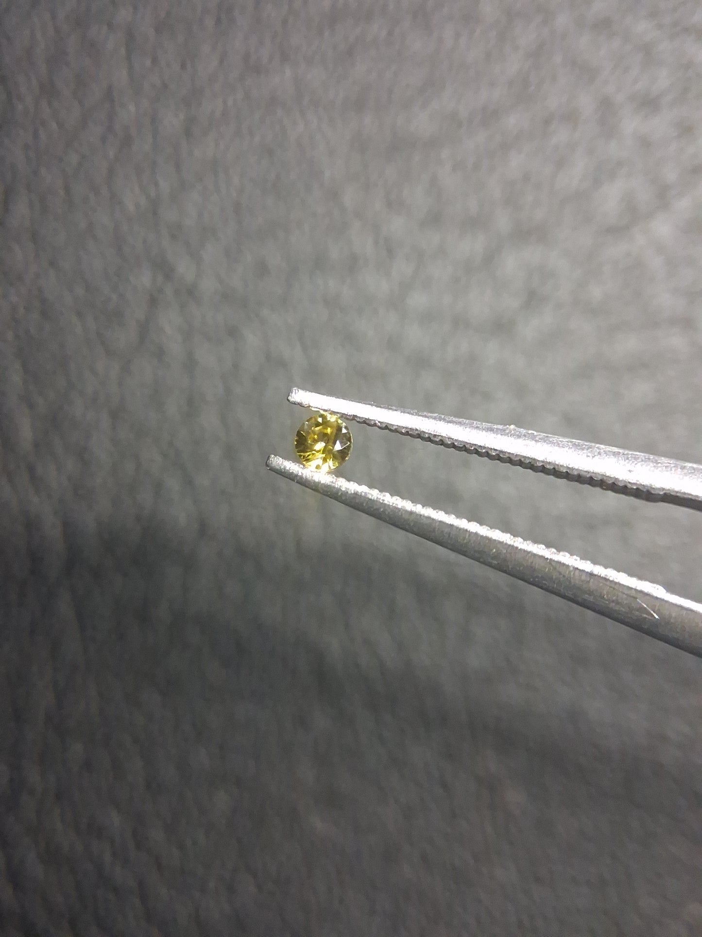 Natural Yellow Sapphire - 0.048 ct -2 mm Round cut - heated - Africa - Natural Gems Belgium