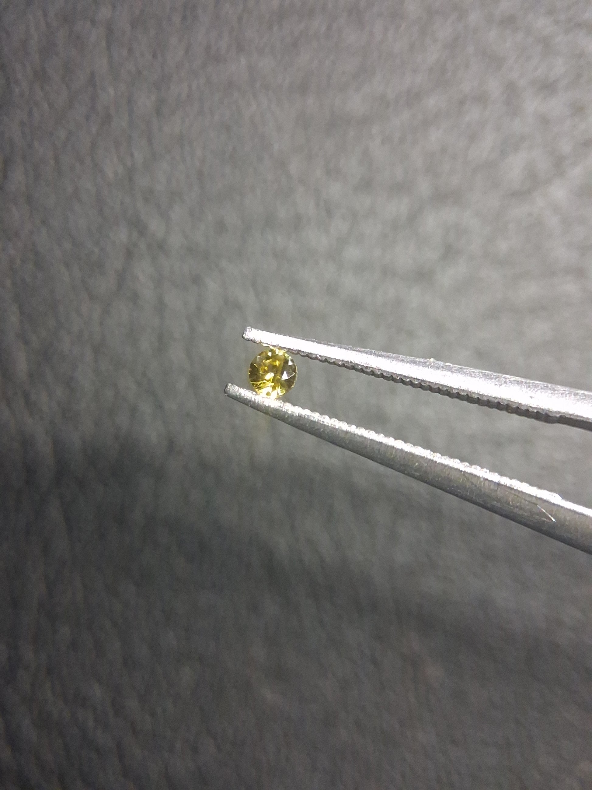 Natural Yellow Sapphire - 0.048 ct -2 mm Round cut - heated - Africa - Natural Gems Belgium