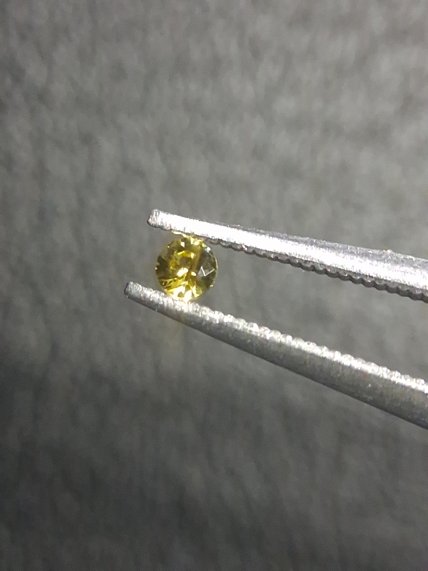 Natural Yellow Sapphire - 0.048 ct -2 mm Round cut - heated - Africa - Natural Gems Belgium