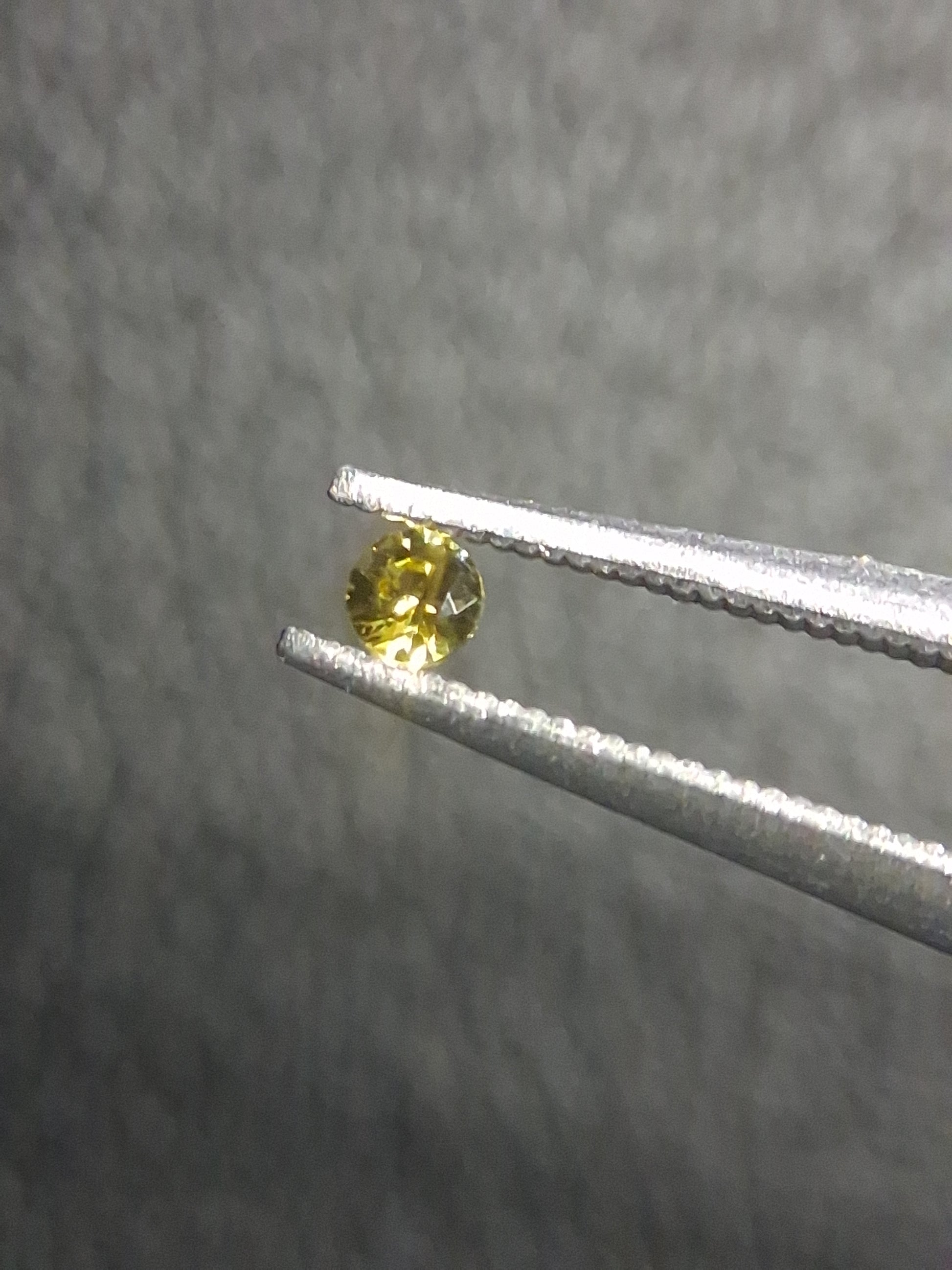 Natural Yellow Sapphire - 0.048 ct -2 mm Round cut - heated - Africa - Natural Gems Belgium