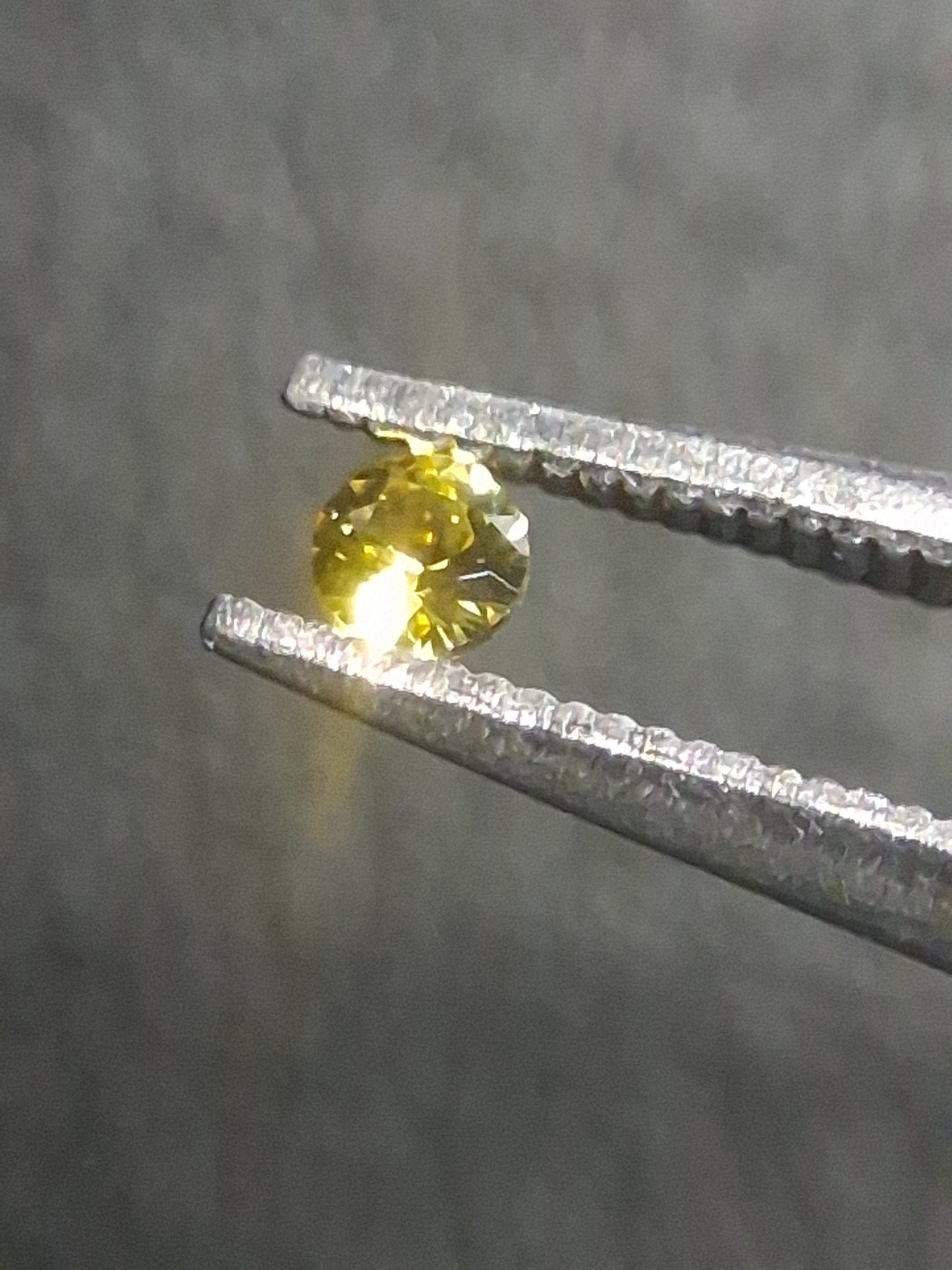 Natural Yellow Sapphire - 0.048 ct -2 mm Round cut - heated - Africa - Natural Gems Belgium