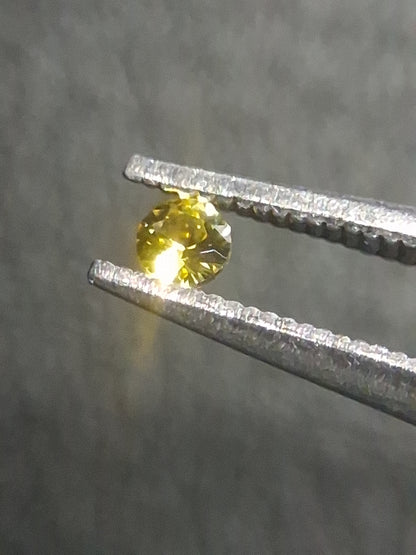 Natural Yellow Sapphire - 0.048 ct -2 mm Round cut - heated - Africa - Natural Gems Belgium