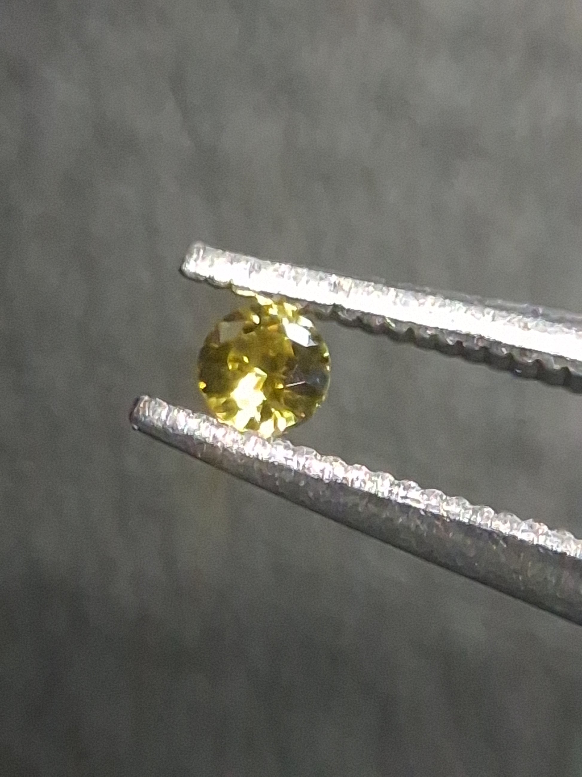 Natural Yellow Sapphire - 0.048 ct -2 mm Round cut - heated - Africa - Natural Gems Belgium