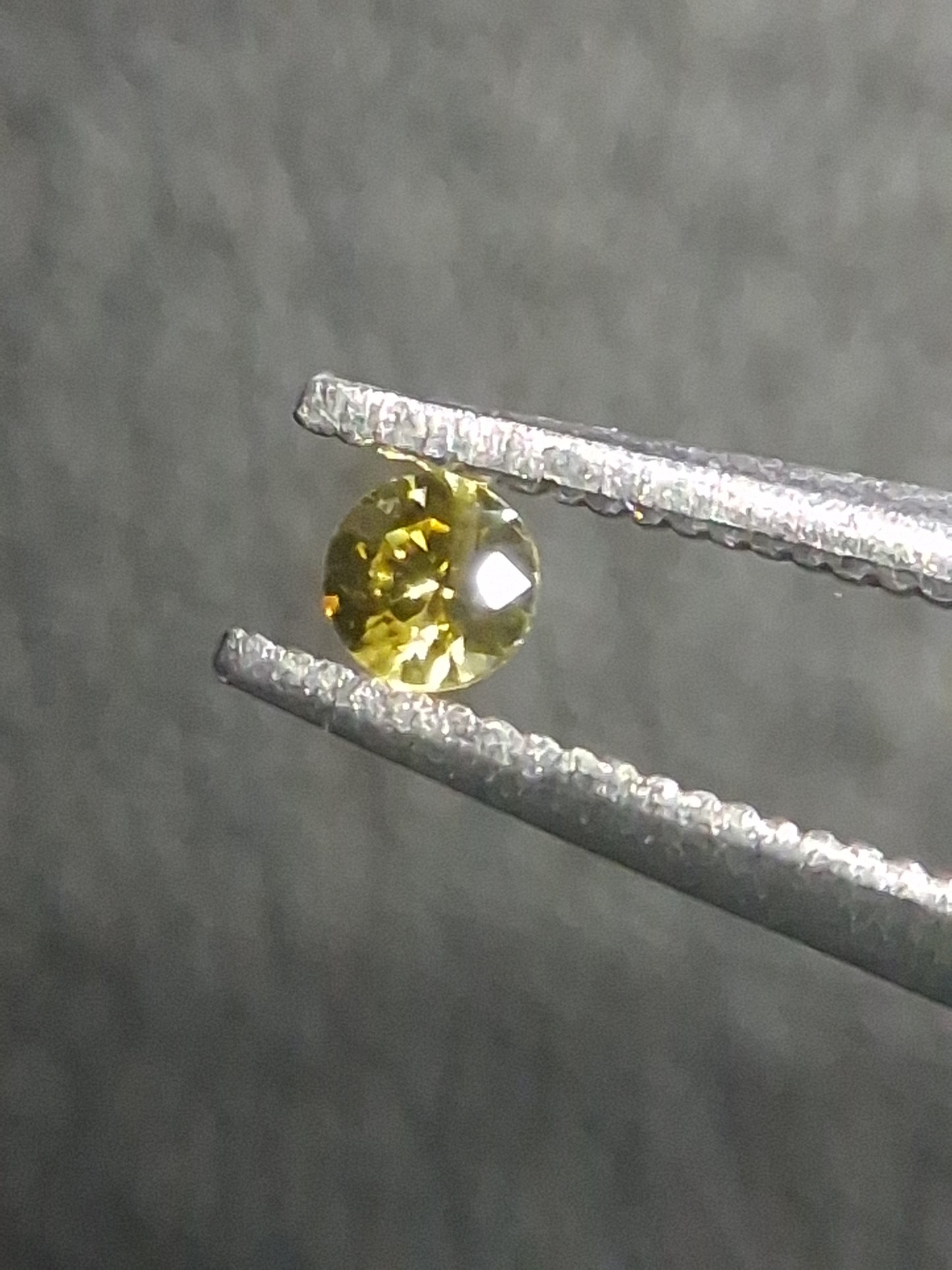 Natural Yellow Sapphire - 0.048 ct -2 mm Round cut - heated - Africa - Natural Gems Belgium