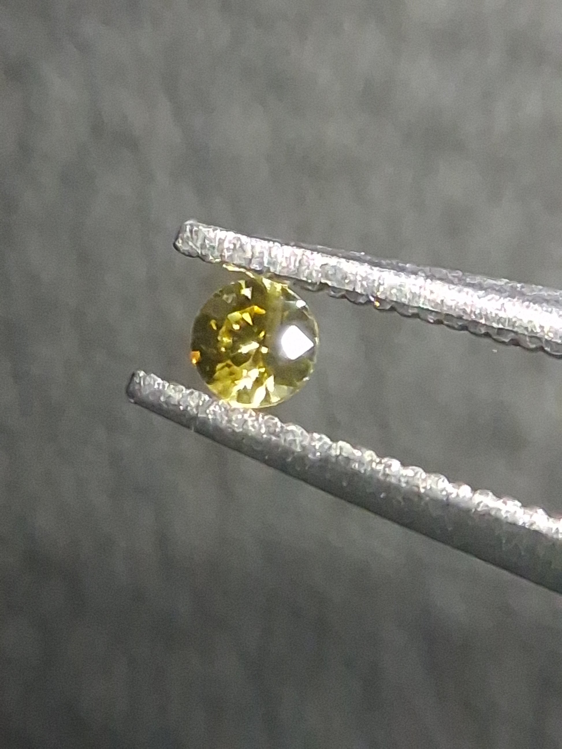 Natural Yellow Sapphire - 0.048 ct -2 mm Round cut - heated - Africa - Natural Gems Belgium