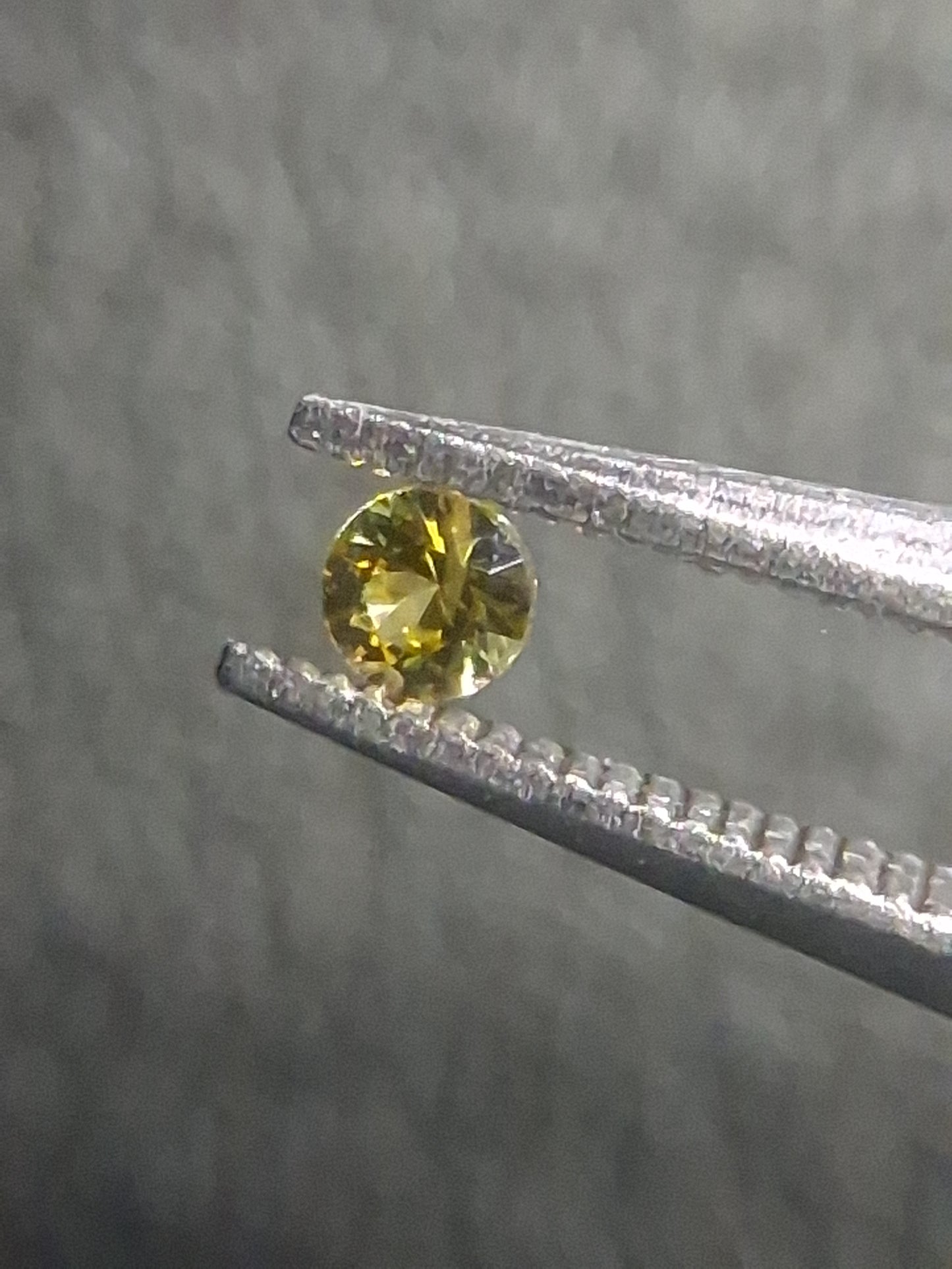 Natural Yellow Sapphire - 0.048 ct -2 mm Round cut - heated - Africa - Natural Gems Belgium