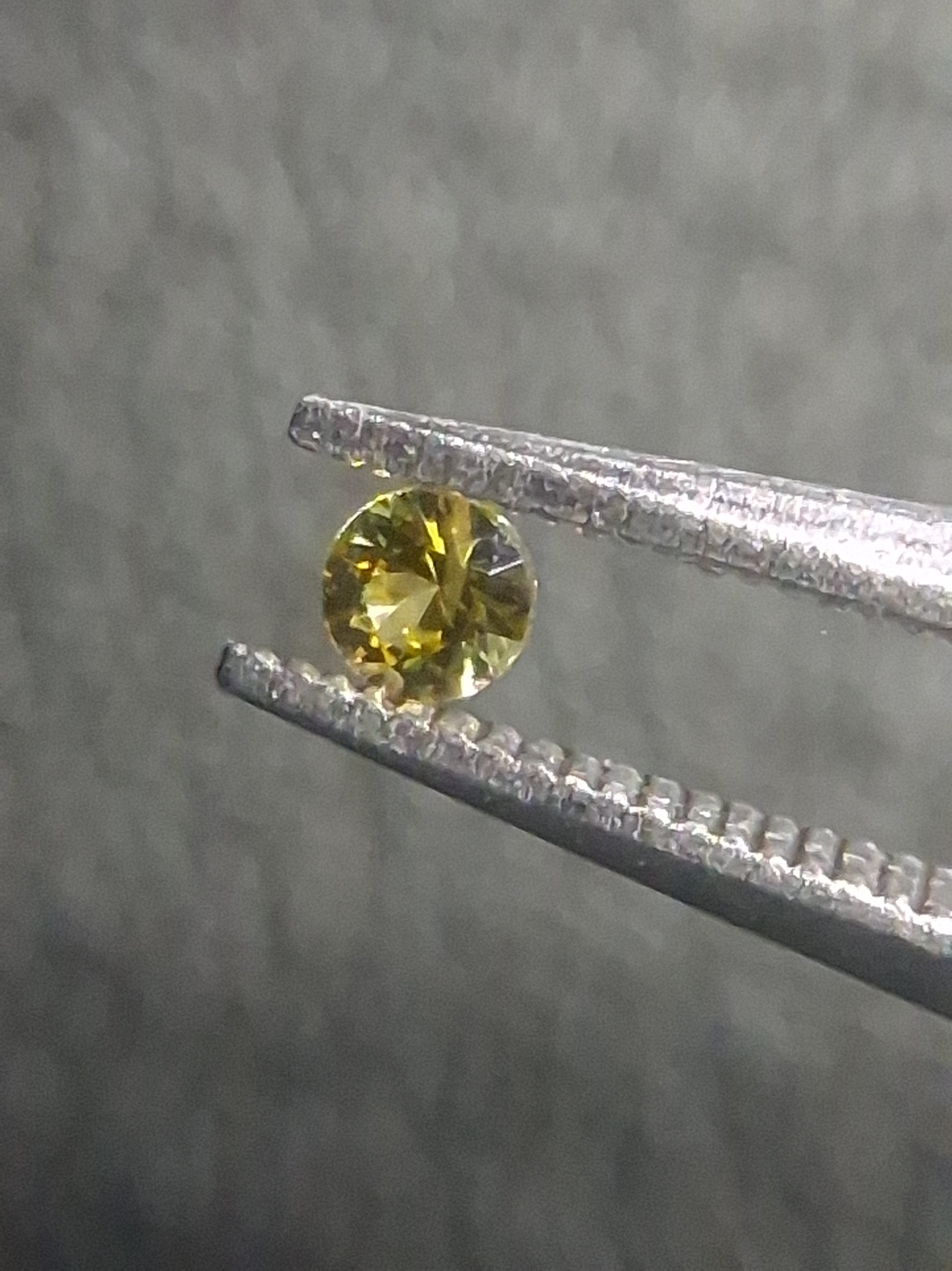 Natural Yellow Sapphire - 0.048 ct -2 mm Round cut - heated - Africa - Natural Gems Belgium