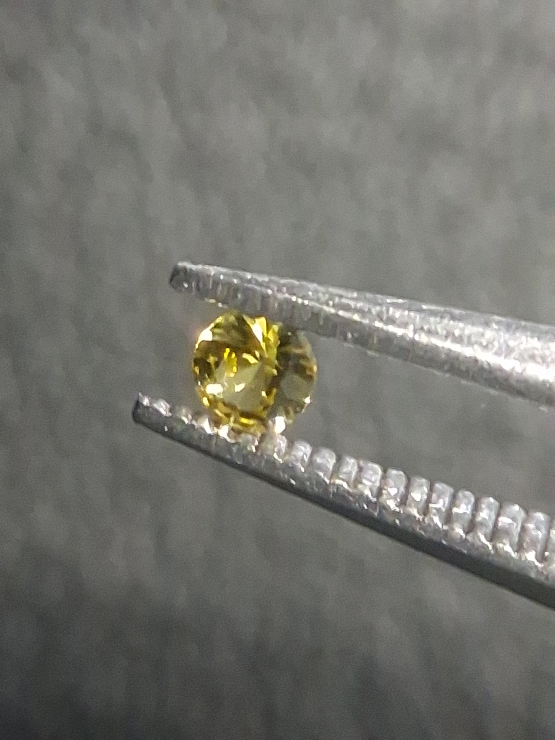 Natural Yellow Sapphire - 0.048 ct -2 mm Round cut - heated - Africa - Natural Gems Belgium