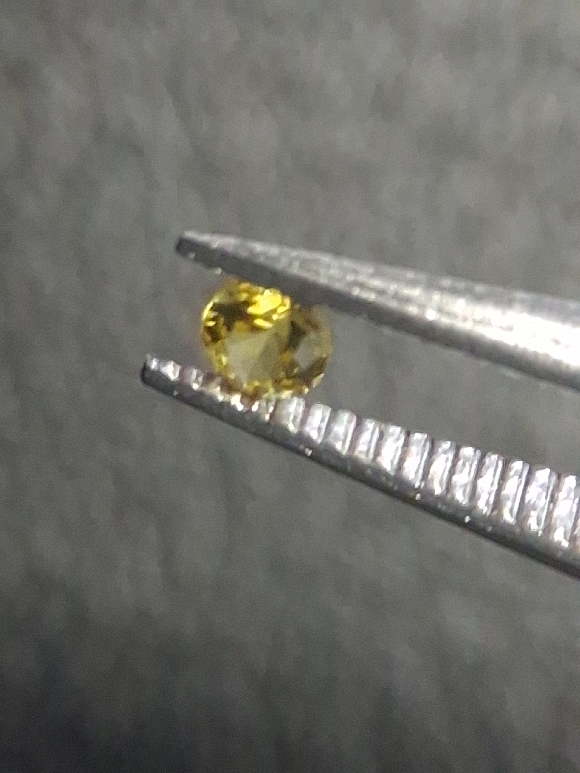 Natural Yellow Sapphire - 0.048 ct -2 mm Round cut - heated - Africa - Natural Gems Belgium