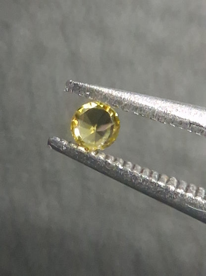 Natural Yellow Sapphire - 0.048 ct -2 mm Round cut - heated - Africa - Natural Gems Belgium