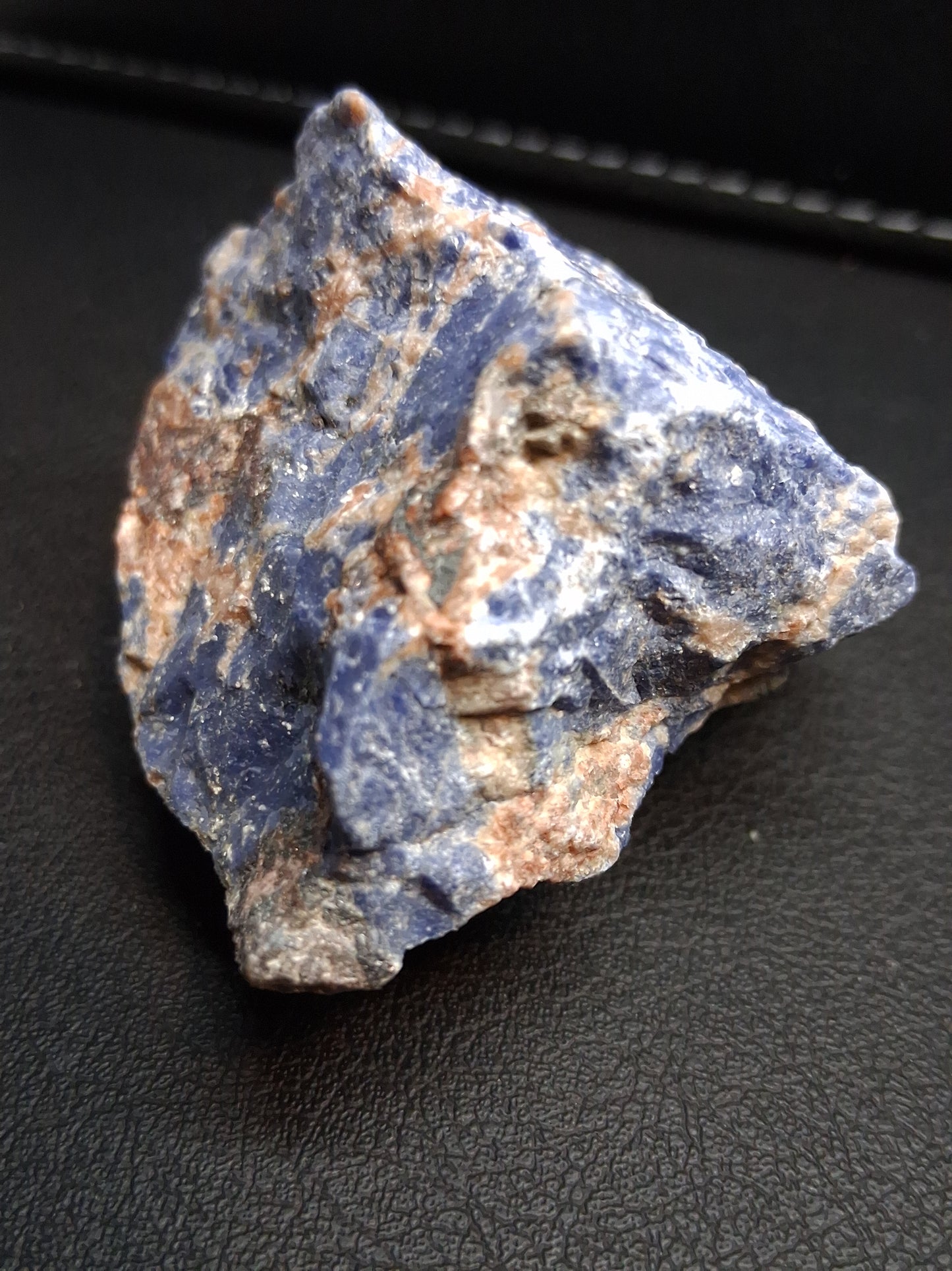 Natural Raw Sodalite Stone – Deep Blue Rough Sodalite Crystal – 72 g – 4.5 x 4 cm - Natural Gems Belgium
