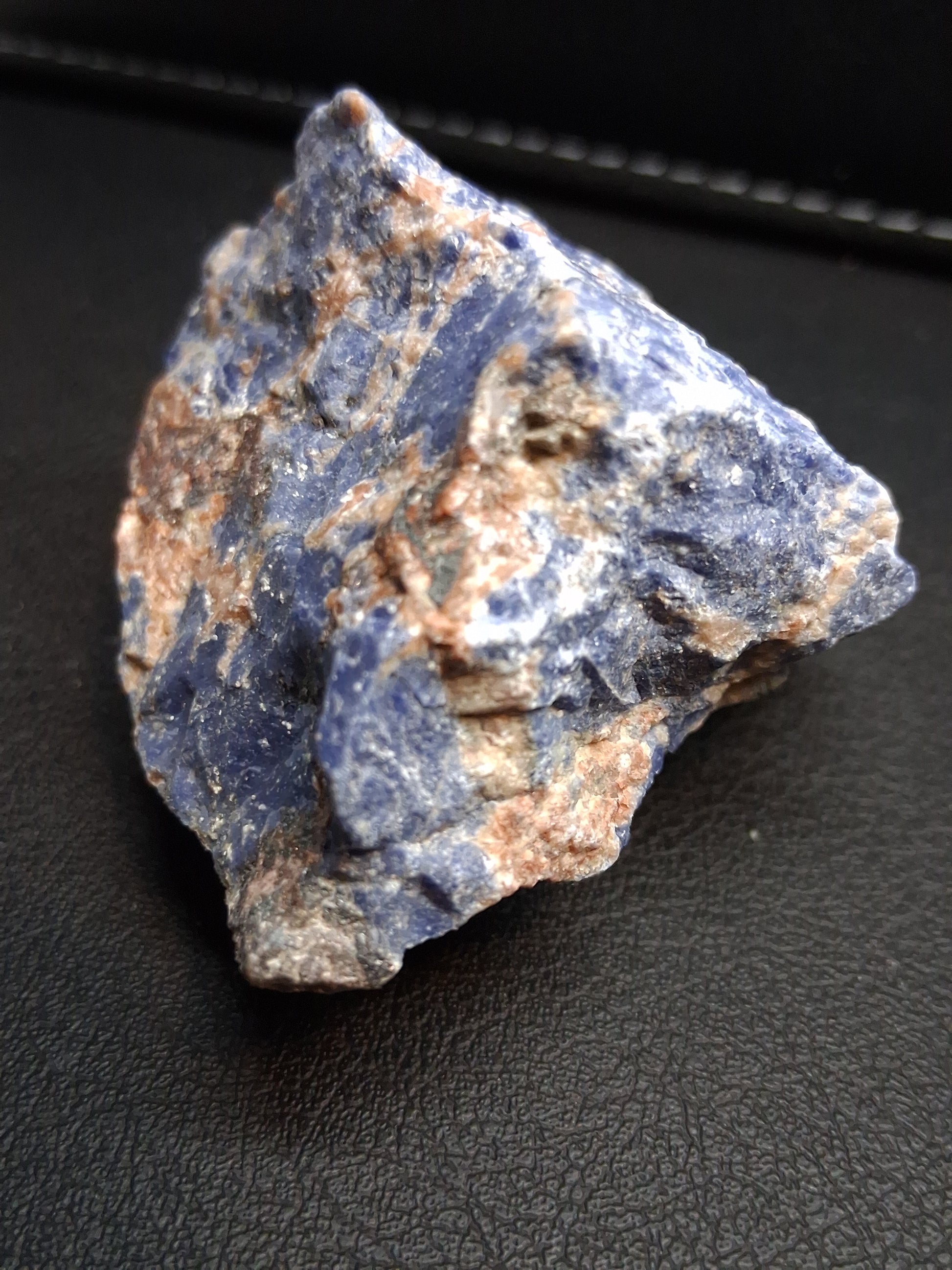 Natural Raw Sodalite Stone – Deep Blue Rough Sodalite Crystal – 72 g – 4.5 x 4 cm - Natural Gems Belgium