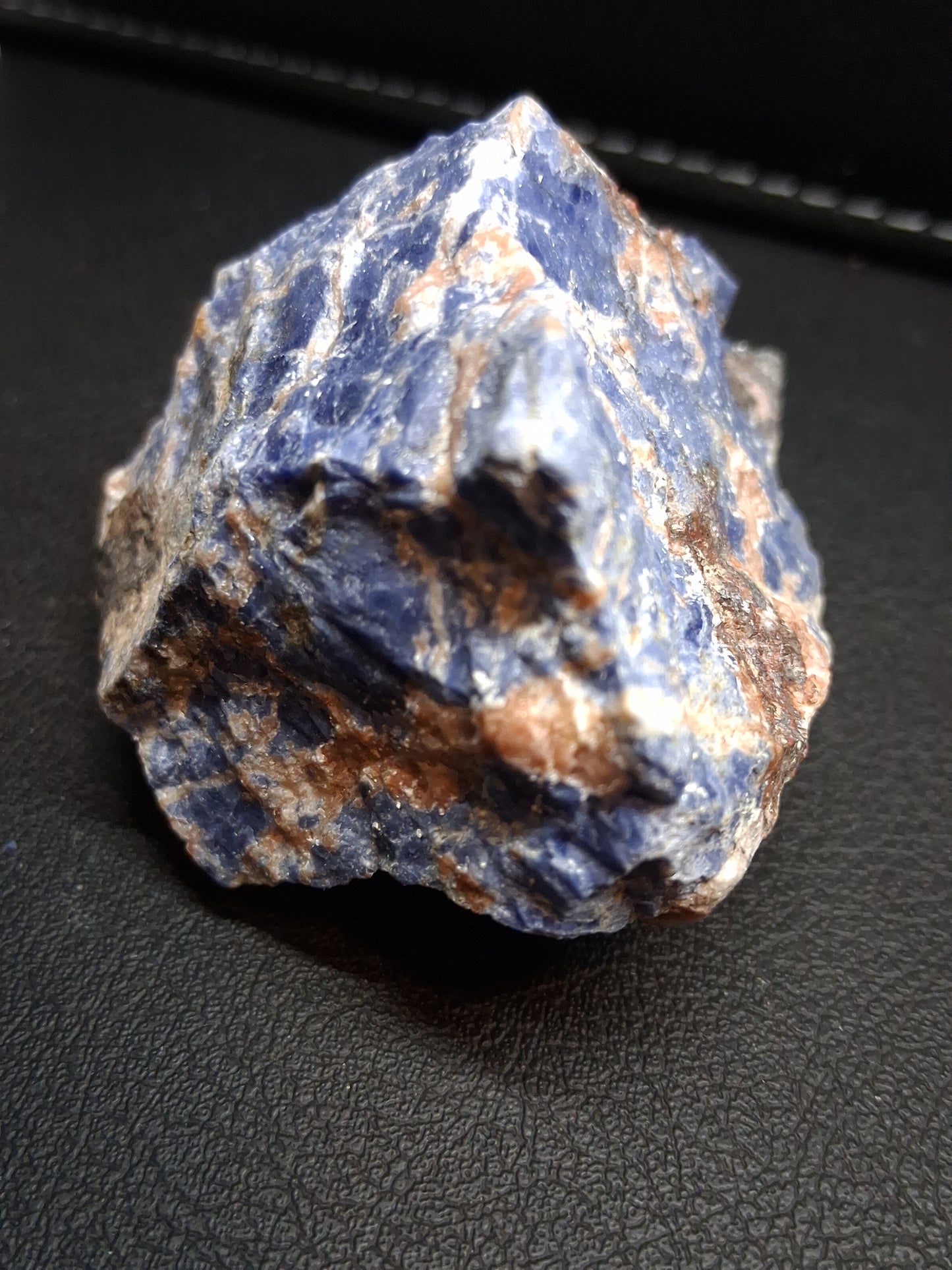 Natural Raw Sodalite Stone – Deep Blue Rough Sodalite Crystal – 72 g – 4.5 x 4 cm - Natural Gems Belgium