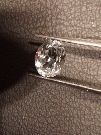 Natural White Topaz - oval faceted - 2.175 ct