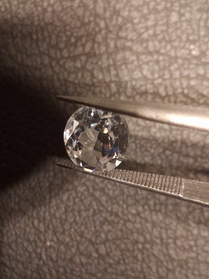 Natural White Topaz - oval faceted - 2.175 ct