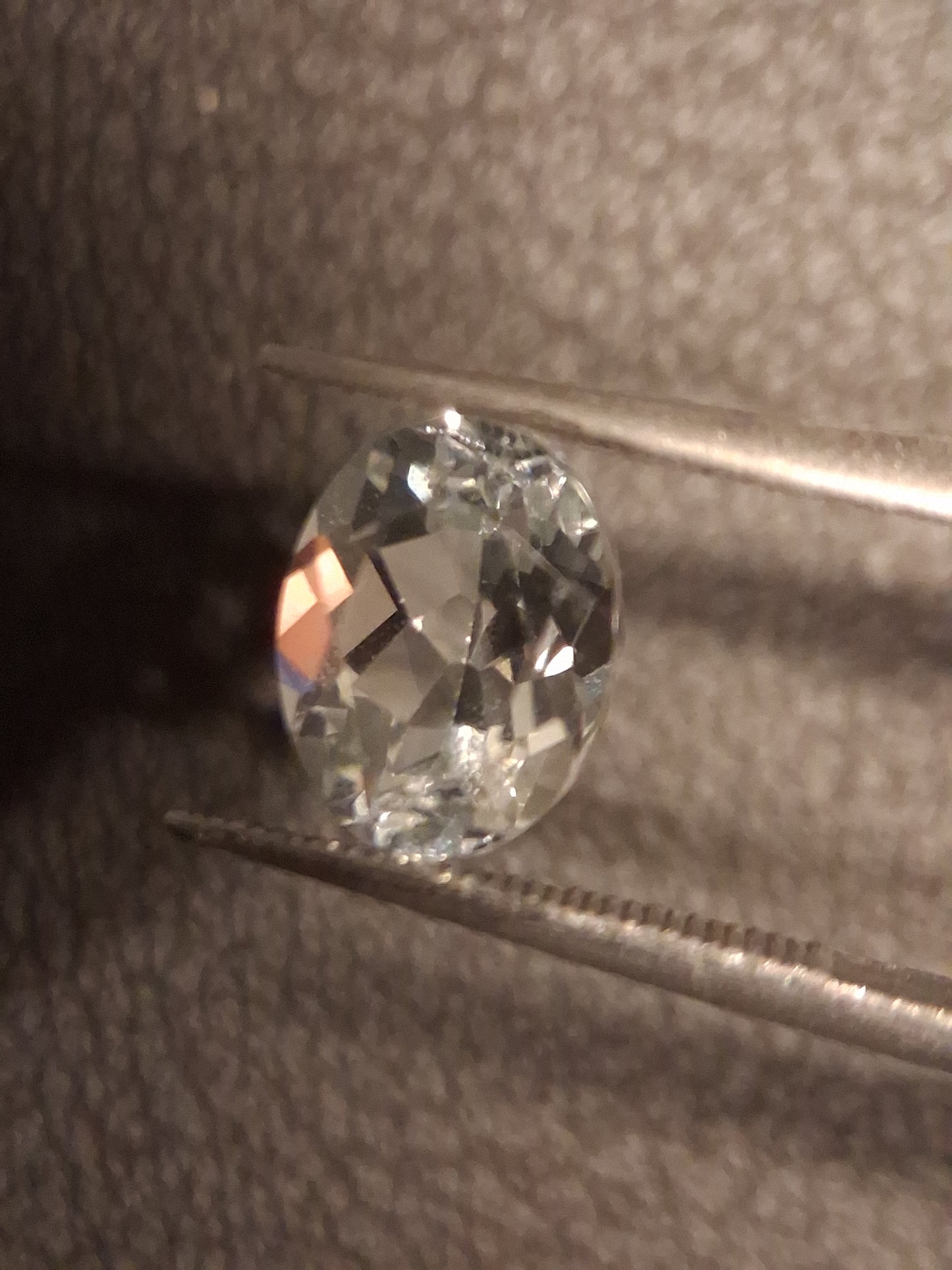 Natural White Topaz - oval faceted - 2.380 ct