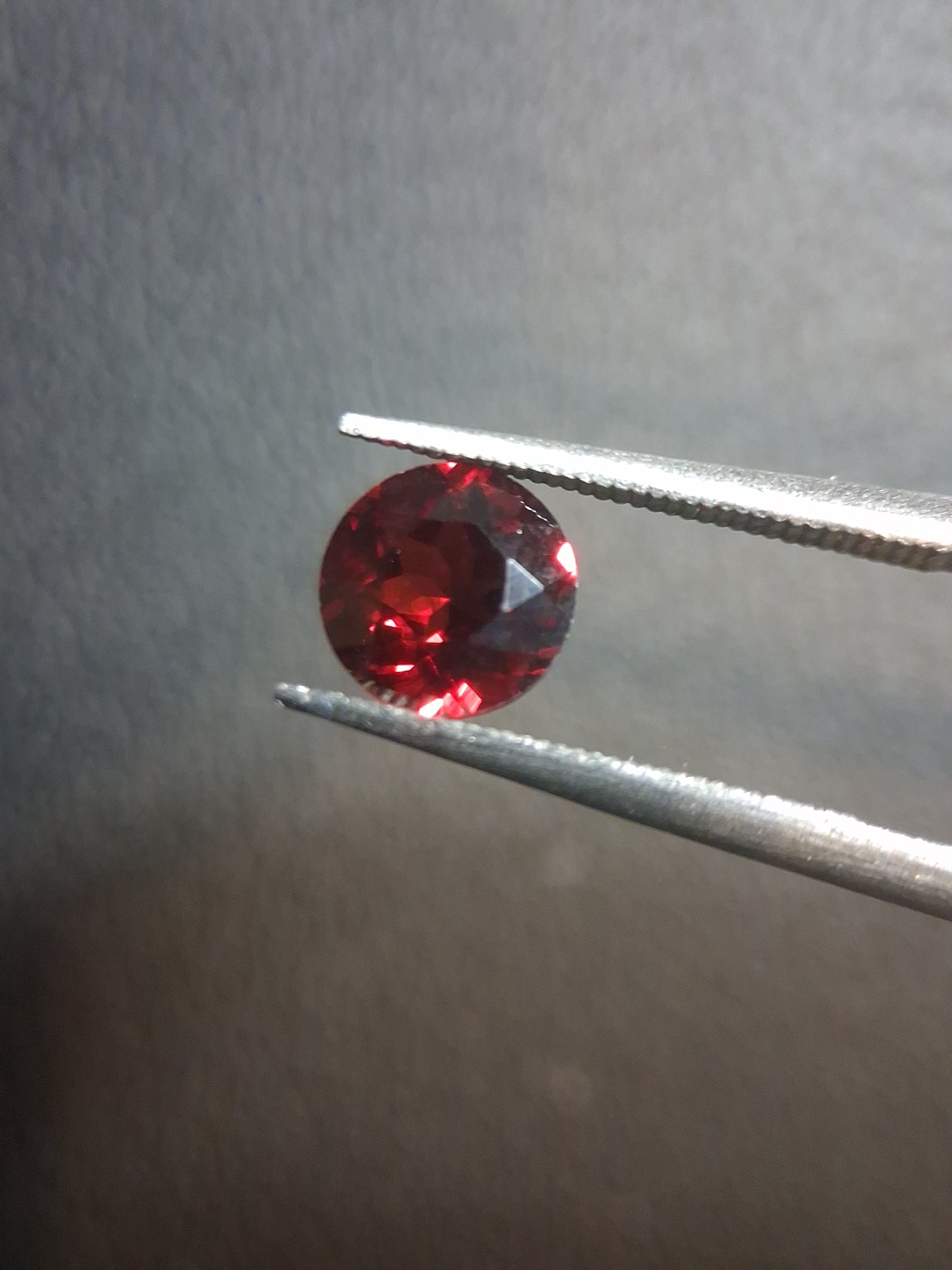 Natural Garnet - Rhodolite - 1.015 ct - round faceted - red gemstone