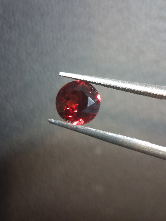 Granato naturale - Rodolite - 1.015 ct - taglio tondo sfaccettato - gemma rossa