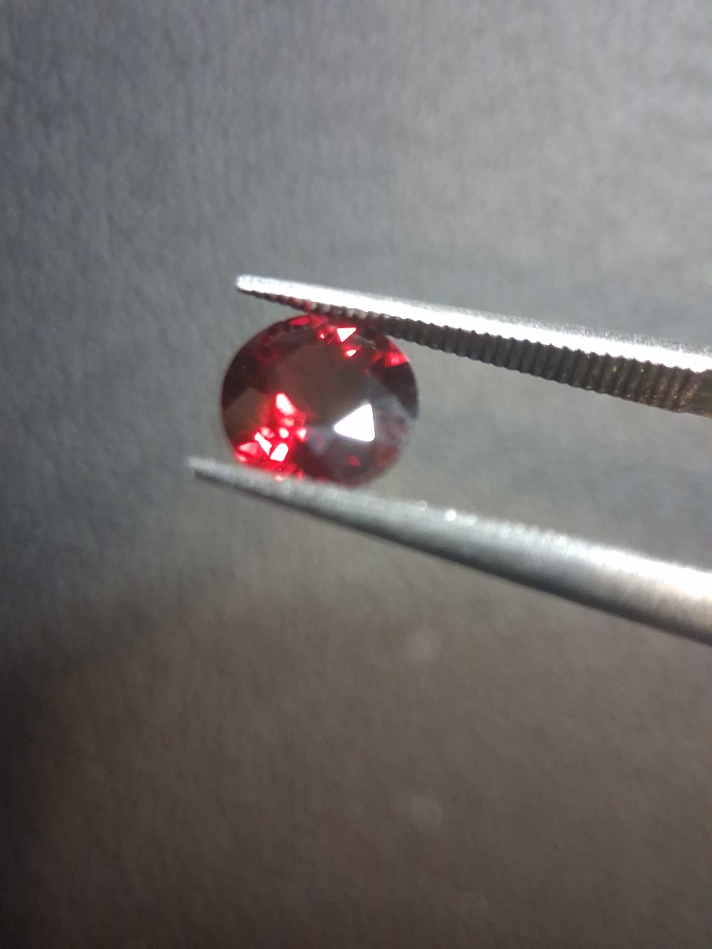 Natural Garnet - Rhodolite - 1.015 ct - round faceted - red gemstone