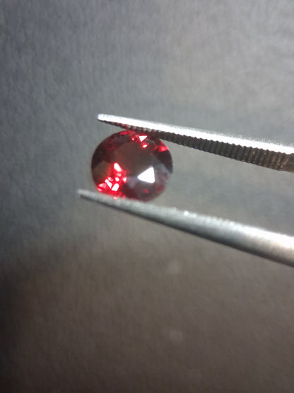 Natural Garnet - Rhodolite - 1.015 ct - round faceted - red gemstone