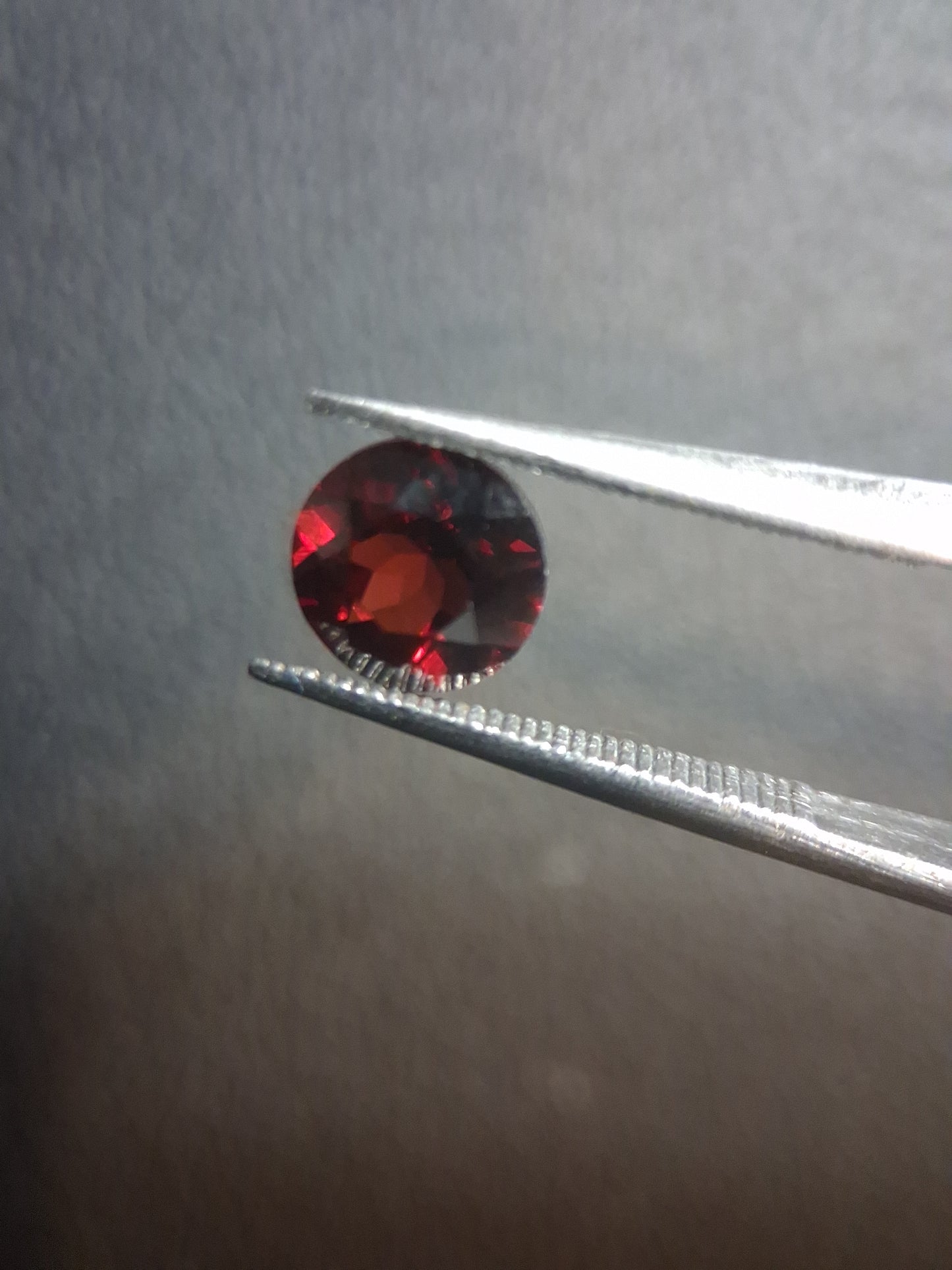 Natural Garnet - Rhodolite - 1.015 ct - round faceted - red gemstone