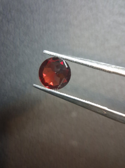 Natural Garnet - Rhodolite - 1.015 ct - round faceted - red gemstone