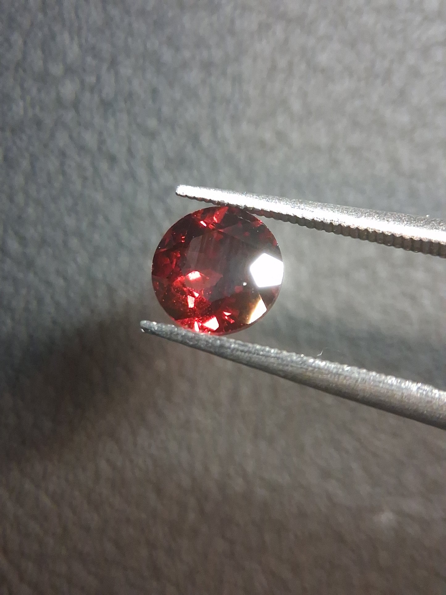Natural Garnet - Rhodolite - 1.020 ct - round faceted - red gemstone