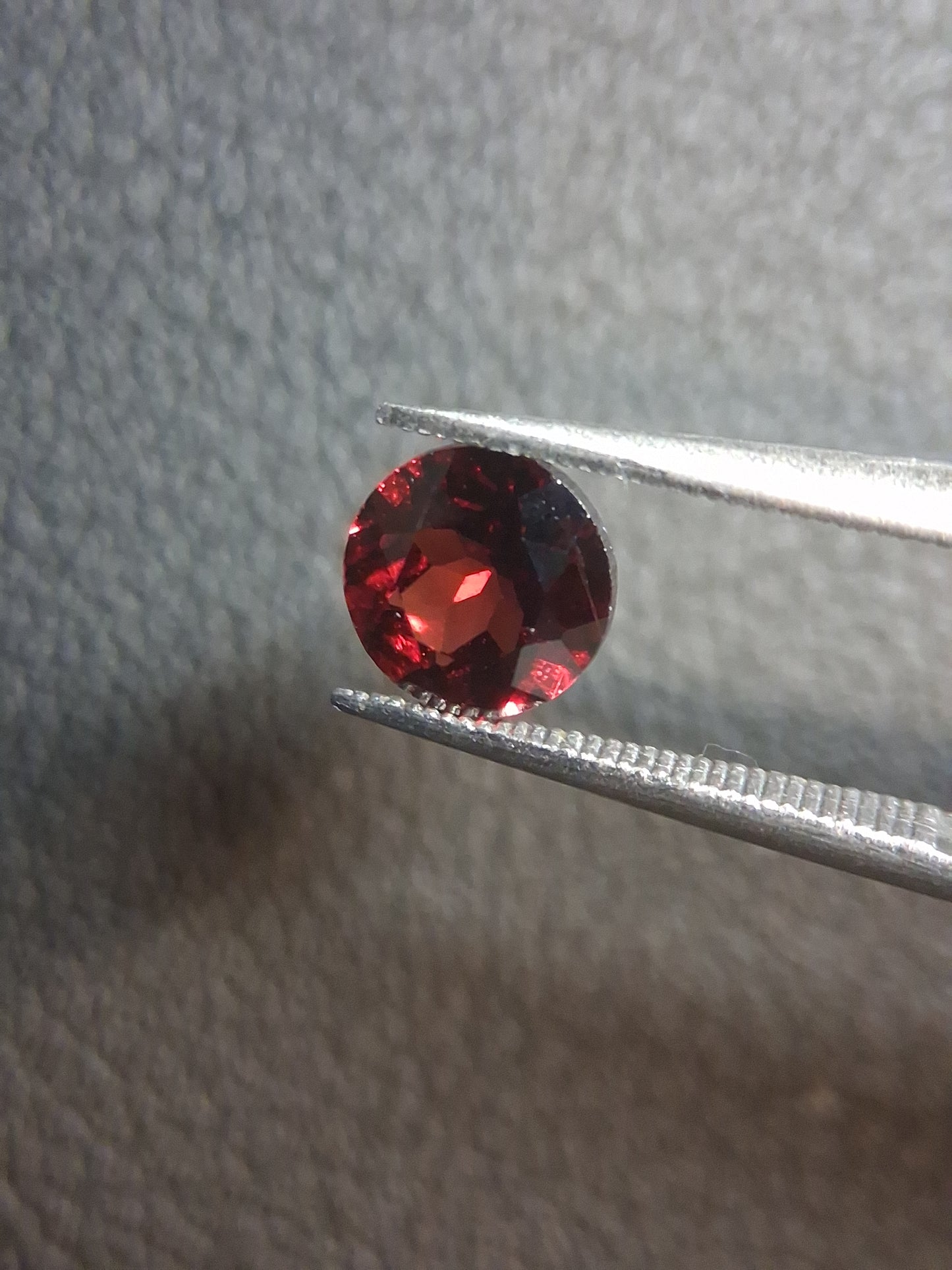 Natural Garnet - Rhodolite - 1.020 ct - round faceted - red gemstone