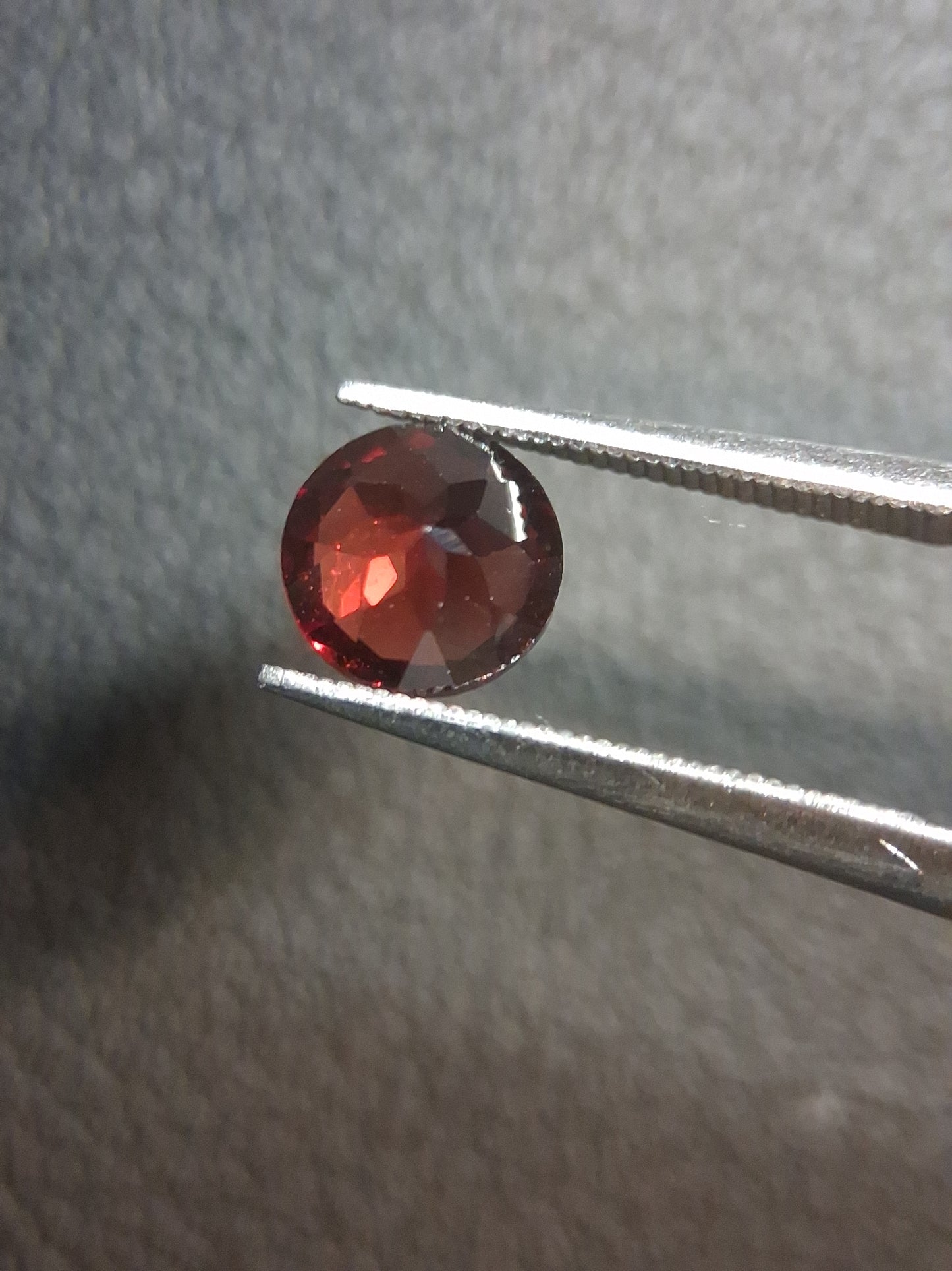 Natural Garnet - Rhodolite - 1.020 ct - round faceted - red gemstone