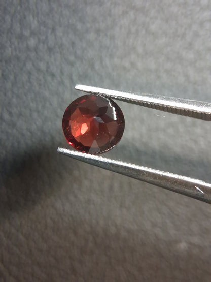 Natural Garnet - Rhodolite - 1.020 ct - round faceted - red gemstone