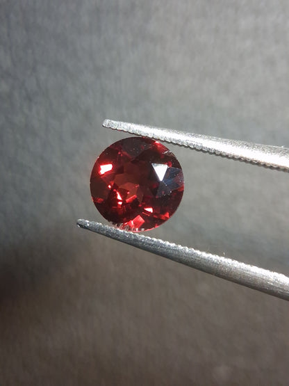 Natural Garnet - Rhodolite - 1.016 ct - round faceted - red gemstone