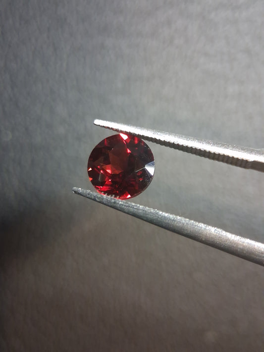 Granato naturale - Rodolite - 1,023 ct - taglio rotondo sfaccettato - gemma rossa